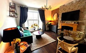 Elegant 1-Bed Apt | Central Falmouth | Parking & Wifi | Lockbox Entry | Walk To Town & Pubs | Quiet Residential Road | Top Floor Apartment | Near Train Stations & Beaches